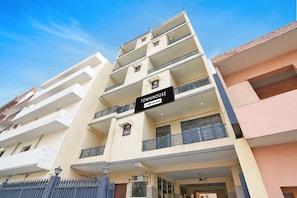 Un edificio de varios pisos con un letrero que indica que ofrece servicios de una empresa específica.