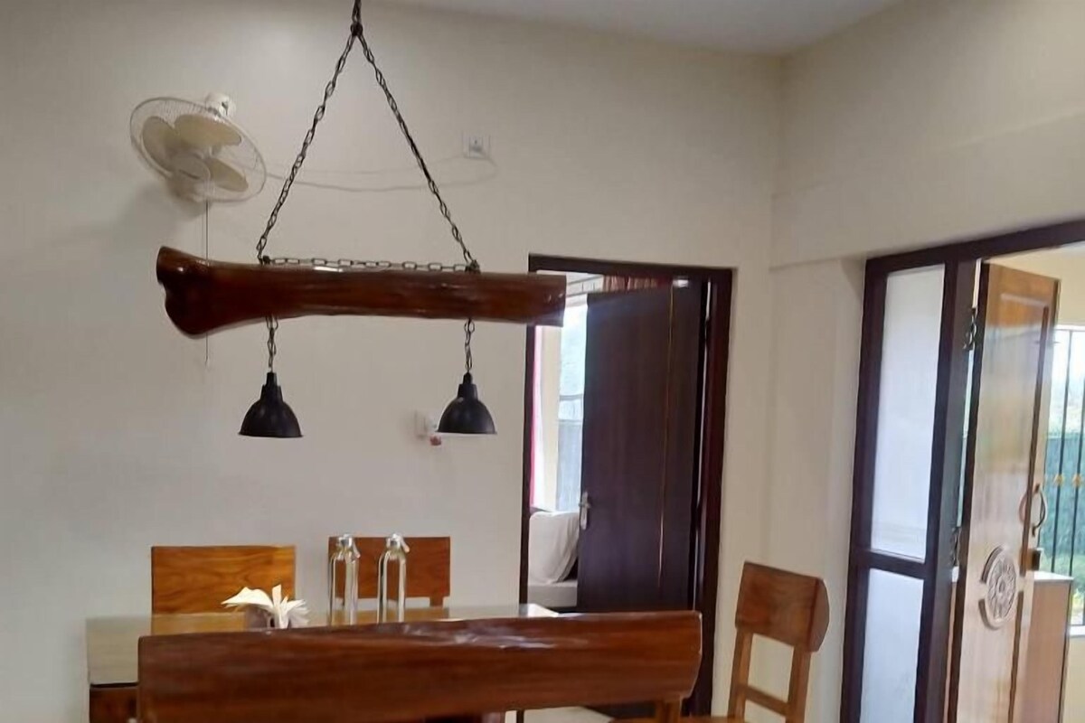Deluxe suite, patio, uitzicht op binnenplaats | Dineren