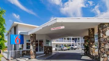 A motel with a clear sign indicating a maximum clearance of 8'5'.