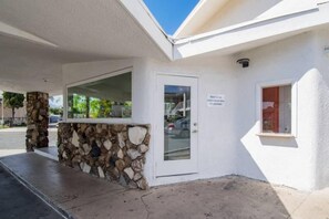 Außenseite Ferienhaus [Sommer]