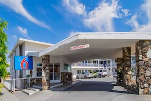 Een motel met een duidelijk bord dat een maximale hoogte van 2,55 meter aangeeft.