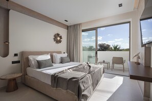 Een moderne slaapkamer met een groot bed, een klein tafeltje en een stoel.
