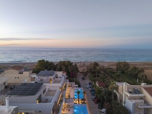 Ein Wohngebiet mit Schwimmbad, Solaranlage und Blick auf den Strand.