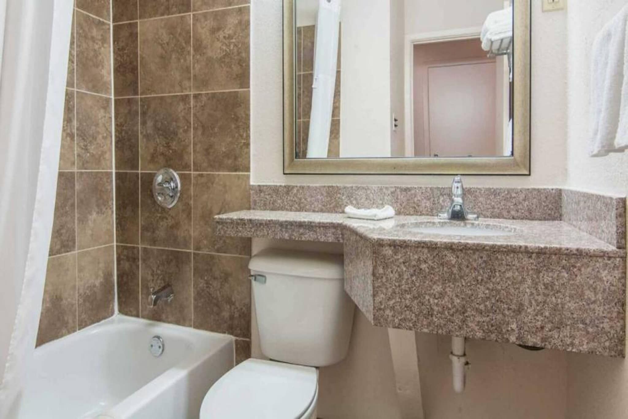 Un baño con bañera, inodoro y lavabo.