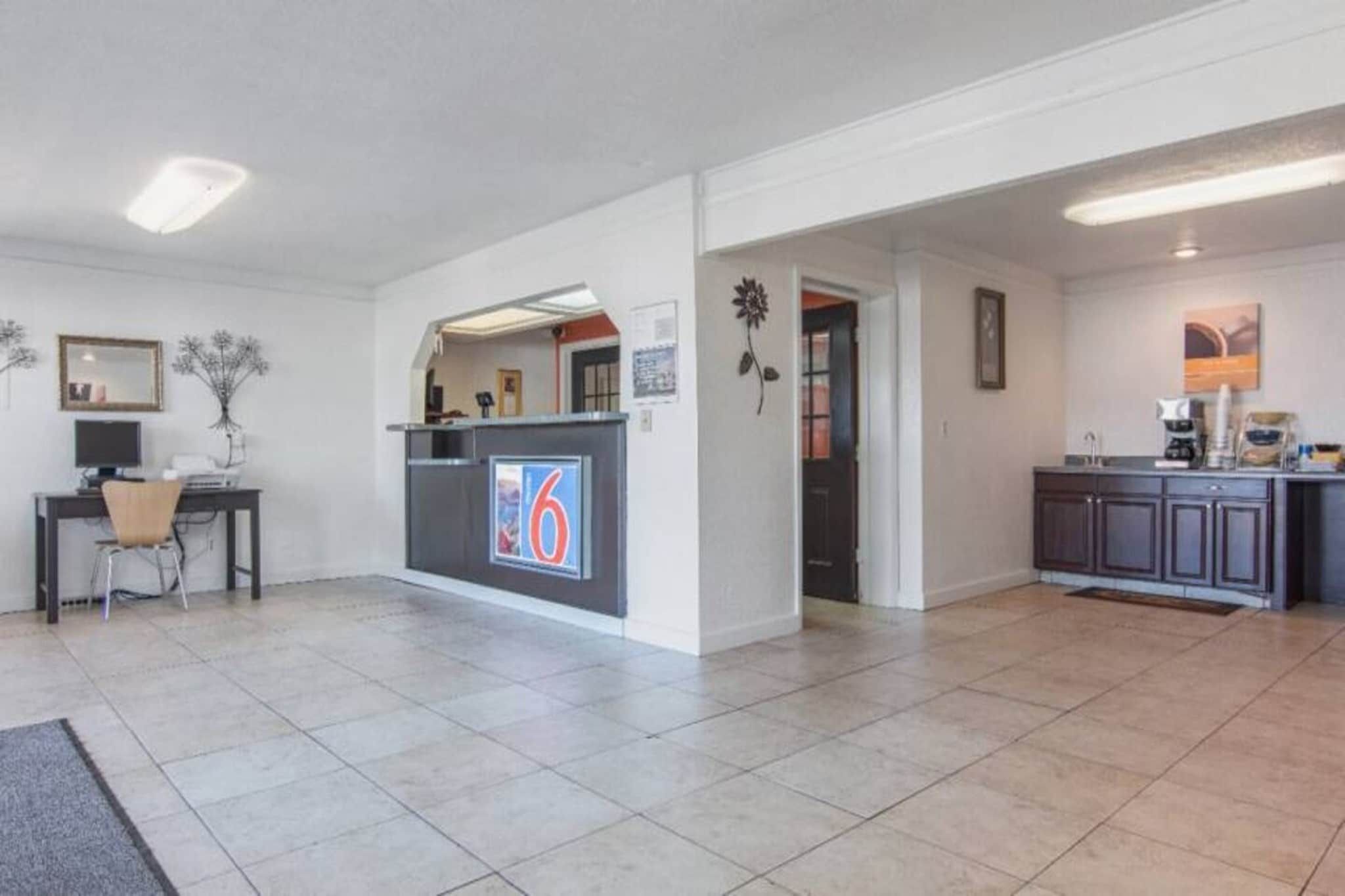 Een ruime woonkamer met een keuken en een eethoek.