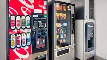 Tres máquinas expendedoras de bebidas con distintas opciones.