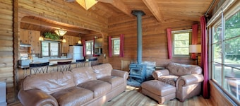 Lake Tapps Getaway w/ Private Fishing Dock!