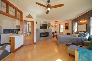 Ein großzügiger Wohnbereich mit Kamin, Essbereich und einer Küchenzeile.