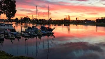 Een jachthaven met boten die aanmeren in kalm water, de luchtspiegeling erin.