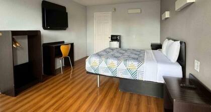 1 Queen Bed | Mobil Access Tub Nsmk Micfridg