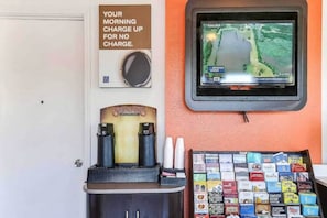 Floor plan - 2 Queen Beds | Mini Fridge (Oakland)