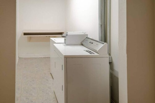 Deluxe King BedRoom|Free Parking&TV