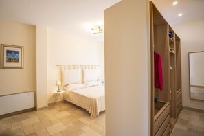 A bedroom with a bed, bedside table, lamp, and a wardrobe. - Capovillas - Country Villa Armonia with privat pool (zambrone)