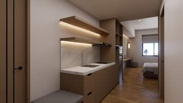 Cozinha moderna com bancada embutida, balcão e janela que oferece iluminação natural.