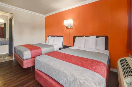 2 Queen Beds | Smoking, Micfridge