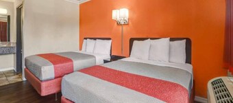 2 Queen Beds | Smoking, Micfridge