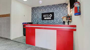 Una recepción con un letrero que dice 'HOTEL' y 'YVO-Serviced'.