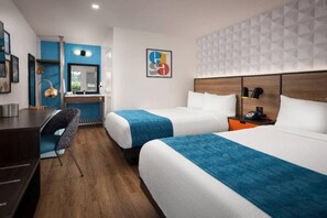 Een hotelkamer met twee bedden, een bureau, een stoel en een badkamer.