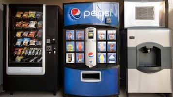 Un distributeur automatique orné du logo Pepsi, doté d’un présentoir réfrigéré et d’un distributeur d’eau.