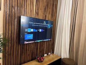 Ein Fernseher an einer Holzwand montiert, der eine Inhaltsübersichtsseite anzeigt.