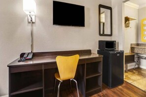 Holiday Home Facilities and Services - 1 Queen Bed | Smoking, Micfridge (Fresno CA)