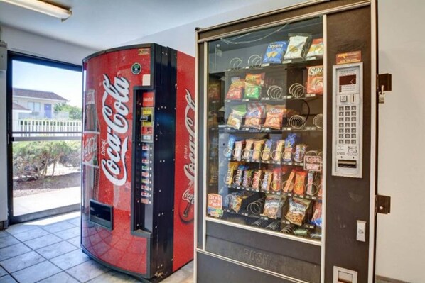 Floor plan - 1 Queen Bed | Micfridge (Windsor Locks)