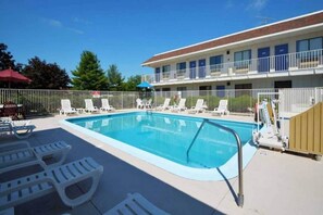 Pool - 1 Queen Bed | Micfridge (Windsor Locks)