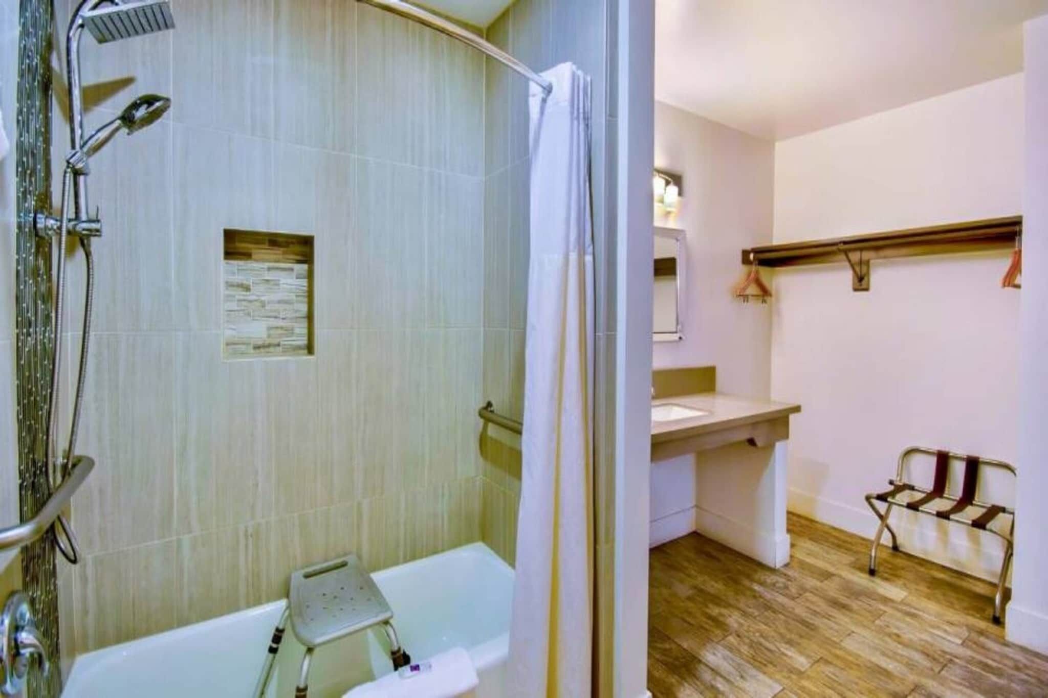 Une salle de bain avec une douche, une baignoire et des toilettes.