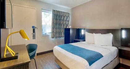 1 Queen Bed | Micfridge