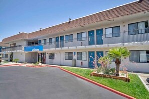 Unclassified image, 4 of 35, button - 2 Full Beds | Non-Smoking (Palmdale)