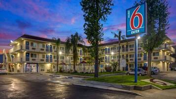 Un motel con un letrero grande que indica el número 6.
