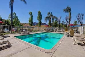 Pool - 1 King Bed | Smoking, Mini Fridge (SAN BERNARDINO)