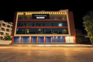 A modern building with a sign reading 'TOWNHOUSE' and a logo for 'OYO-Serviced'. - Townhouse Vishwavidyalaya Metro Station (Kanpur)