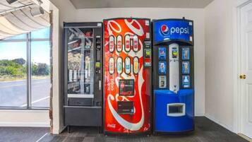 Ein Automatenbereich mit Coca-Cola- und Pepsi-Getränkeautomaten.