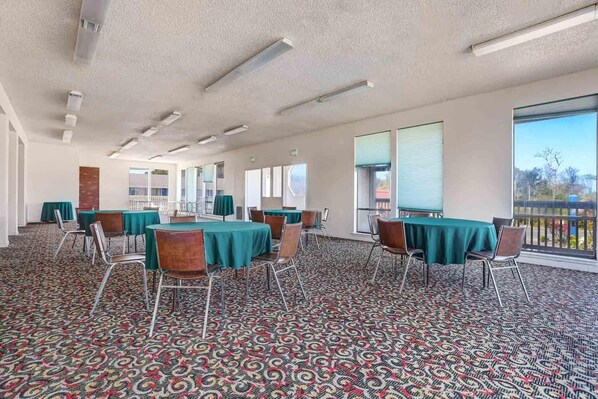 Holiday Home Facilities and Services - 2 Queen Beds | Non-Smoking (Fort Bragg)