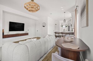 Living area - Designer 4BR Home with Hot tub Gated - sleep 10 (Houston)