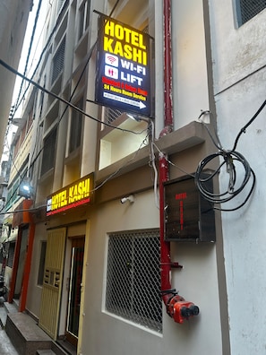 A hotel sign with amenities like Wi-Fi and room service. - Hotel Kashi Varanasi (varanasi)