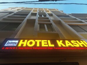 Un senyal de hotel amb el nom 'HOTEL KASHI' i una adreça.