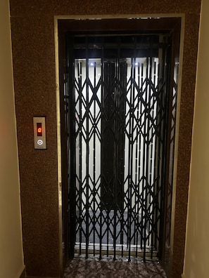 An elevator with a digital display showing '0' and a D&D symbol. - Hotel Kashi Varanasi (varanasi)