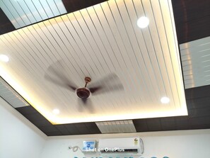 Techo con un ventilador central e iluminación empotrada.