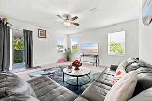Living area - 5BR Pinellas Park Game & Fire Pit (Pinellas Park)