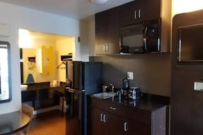 Holiday Home Facilities and Services - 1 Queen Bed | Non-Smoking, Kitchen (Fairfield)