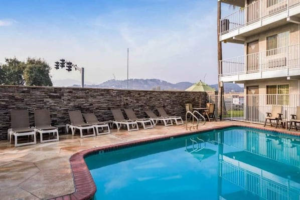 Pool - 1 Queen Bed | Non-Smoking, Kitchen (Fairfield)