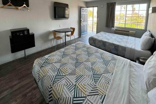 2 Queen Beds | NS | Micfridge