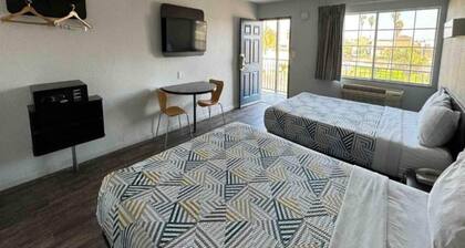 2 Queen Beds | NS | Micfridge