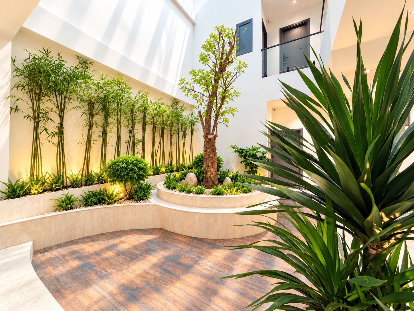 Un interior moderno con suelo de madera curva, un árbol central y plantas de bambú a lo largo de las paredes.