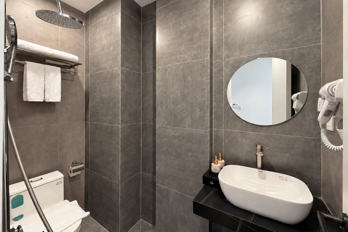 Quarto duplo luxo | Banheiro | Chuveiro, secador de cabelo, toalhas de banho, sabonete