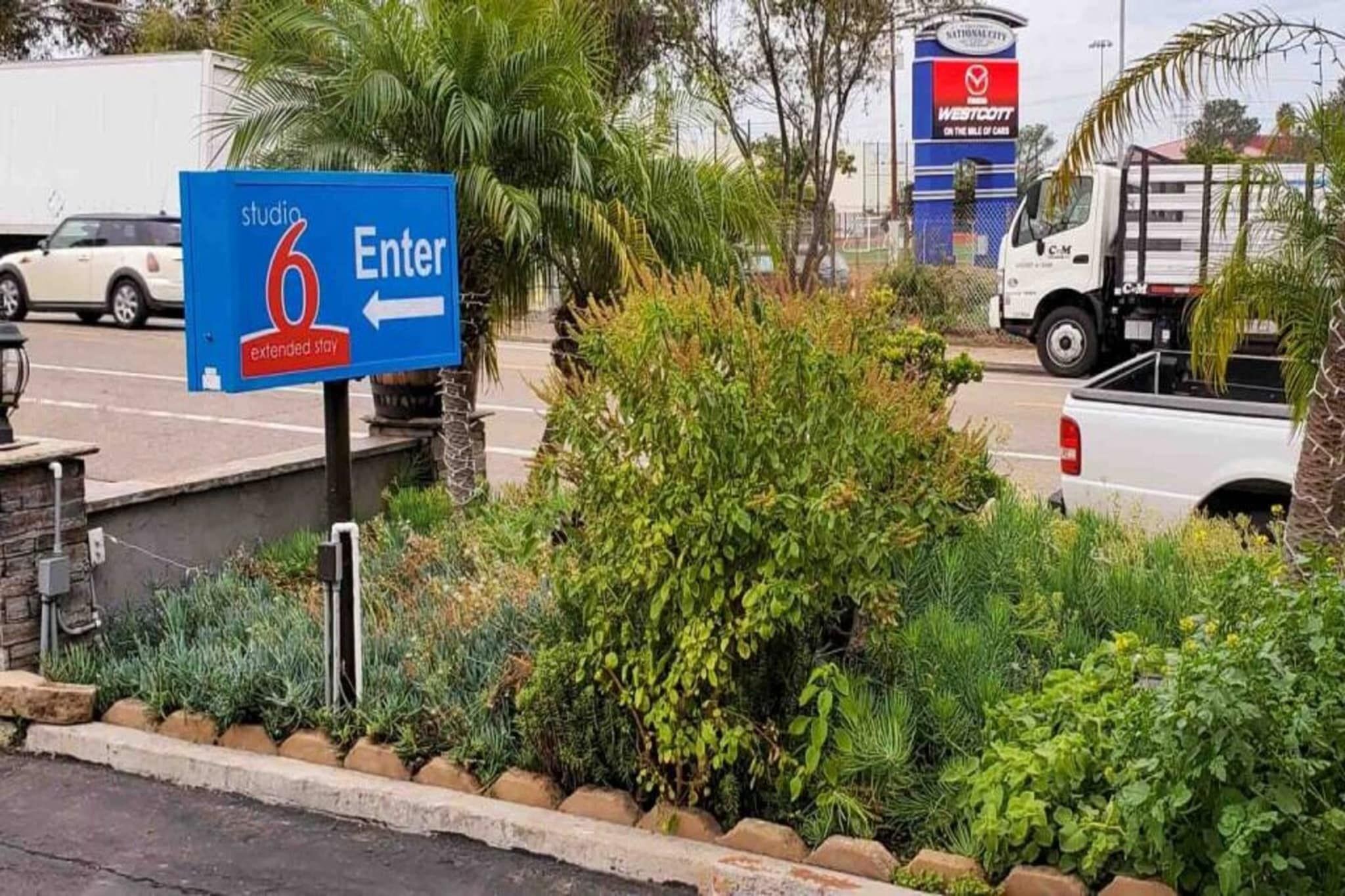 Schild für einen längeren Hotelaufenthalt mit Parkplatz und einem Westcott-Schild im Hintergrund.