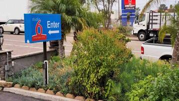 Schild für einen längeren Hotelaufenthalt mit Parkplatz und einem Westcott-Schild im Hintergrund.