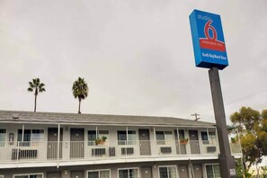 Un motel avec une enseigne indiquant qu’il s’agit d’un Studio 6 proposant des séjours de longue durée, situé à South Bay/près de la base navale.